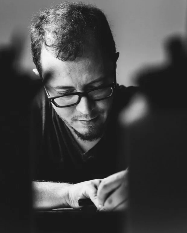 Gian Luca Maconi al tavolo da disegno